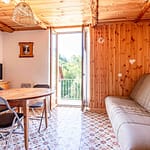 La pièce principale baignée de soleil